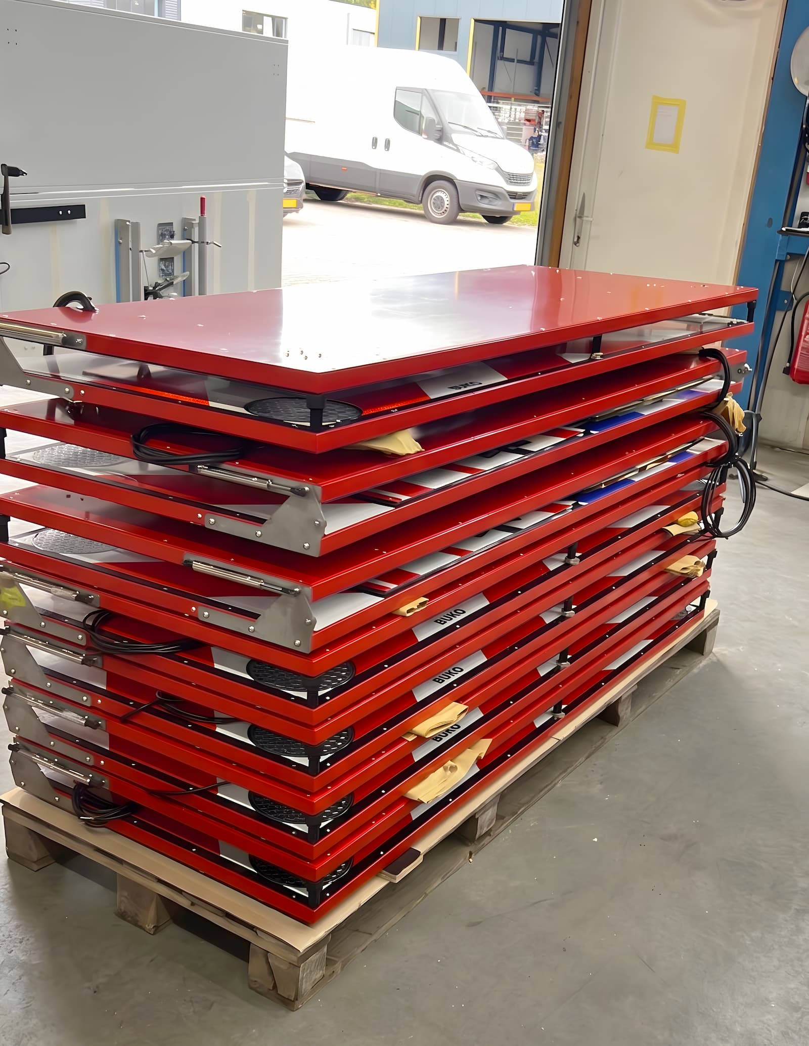 BTC actieraam gemonteerd op pick-up met waarschuwingsdriehoek en werkverkeer-bord