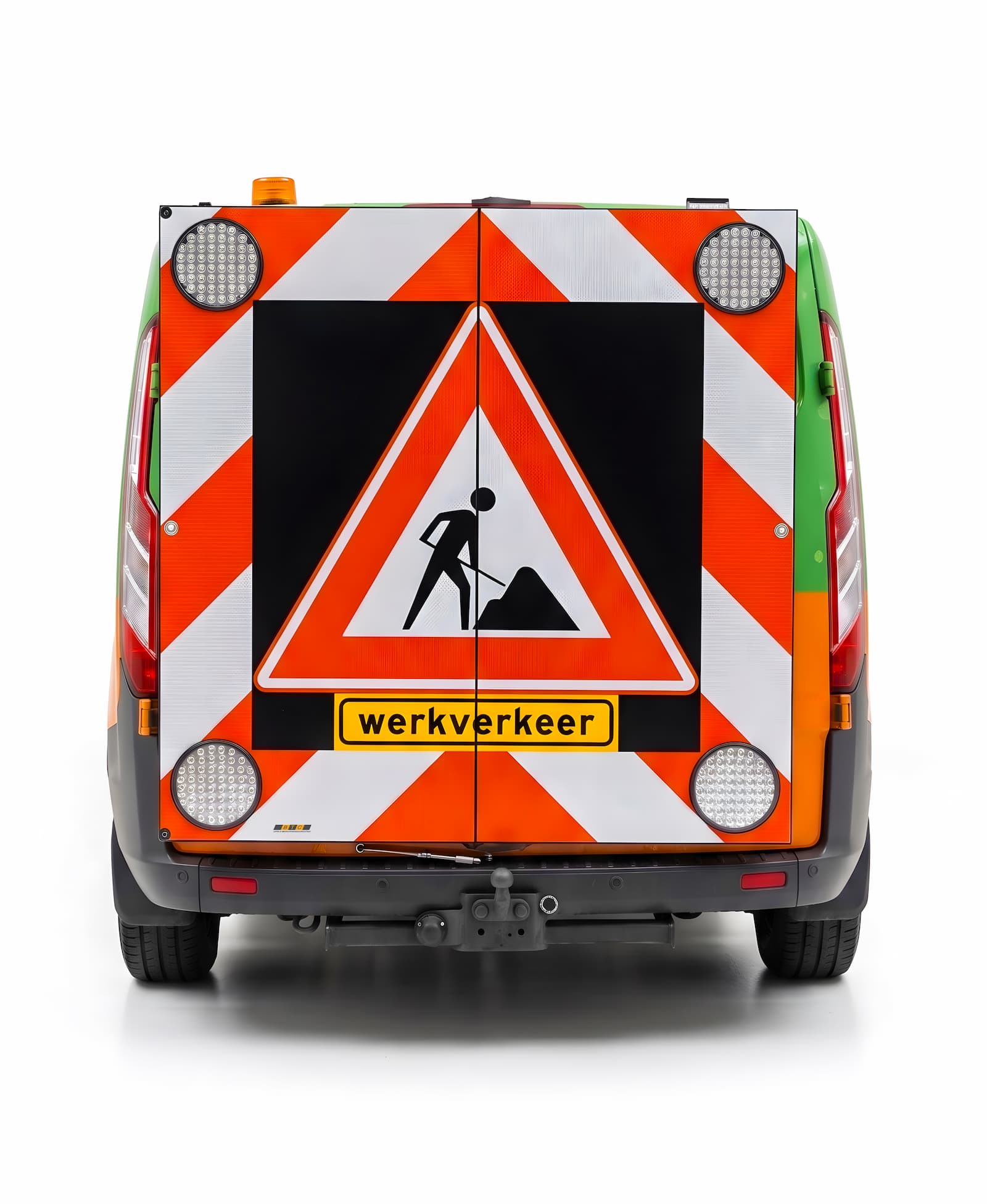 BTC actieraam gemonteerd op bedrijfsvoertuig met werkverkeer-bord