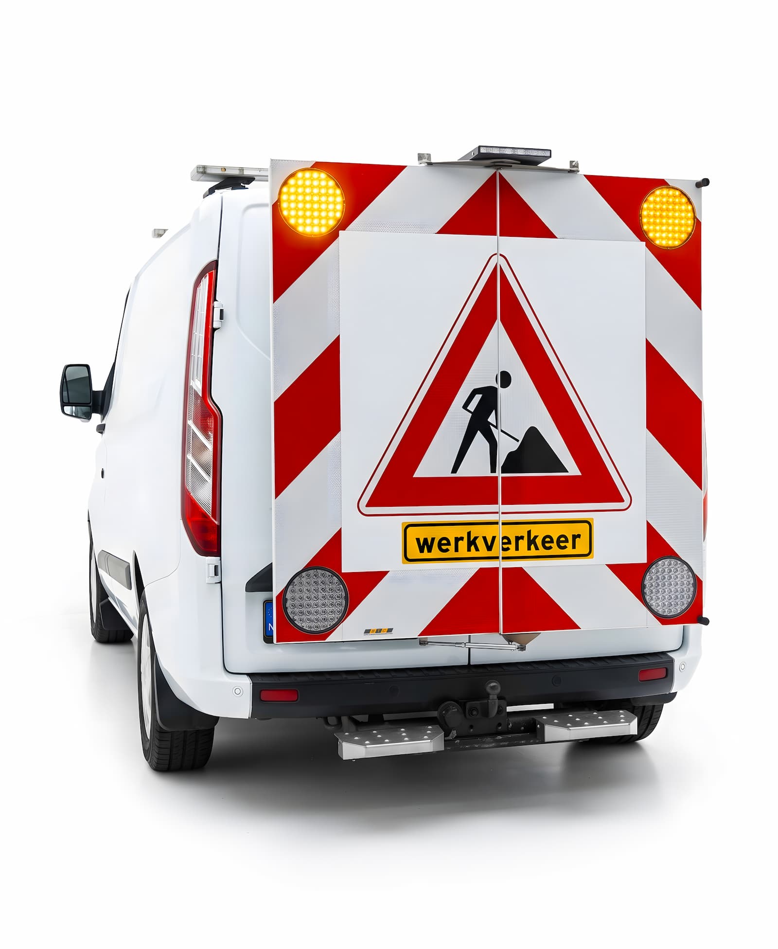 BTC actieraam op witte bedrijfswagen met waarschuwingsbord en zwaailicht