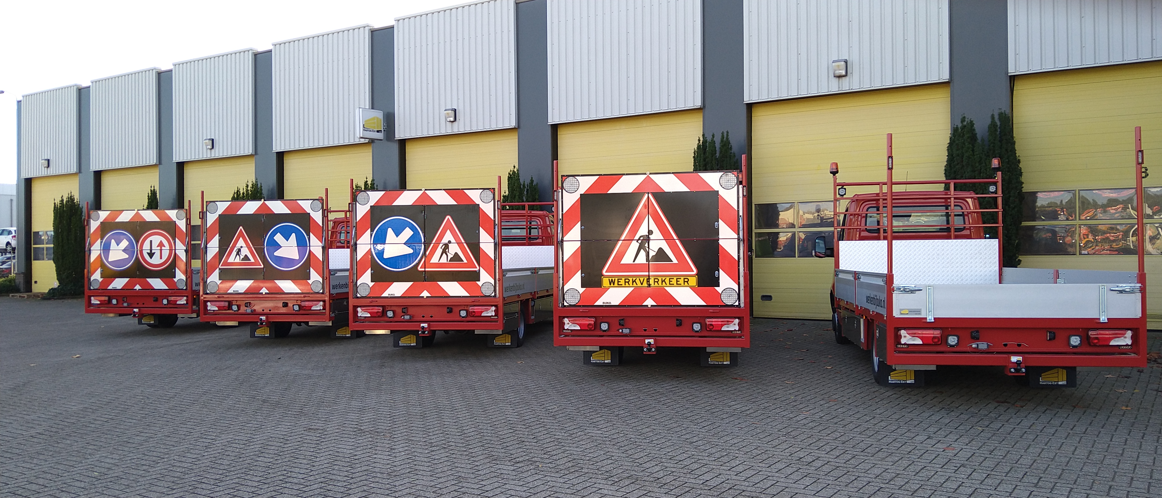 BTC Producties — bestelbus met actieramen langs de weg